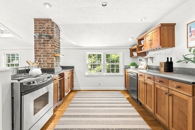 992 Chestnut St, Newton Upper Falls, MA 02464 - photo 2