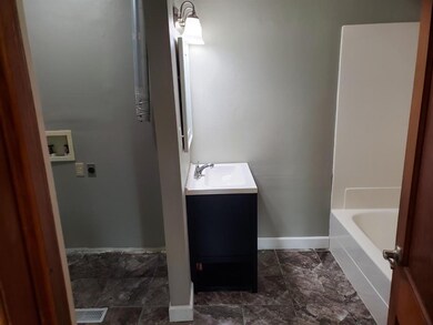 314 Maple St, Center Point, IA 52213 - photo 4