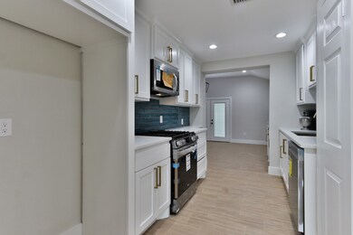 803 E 43rd St, Houston, TX 77022 - photo 7