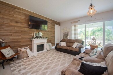 04_1805541ststn_1_LivingRoom_LowRes