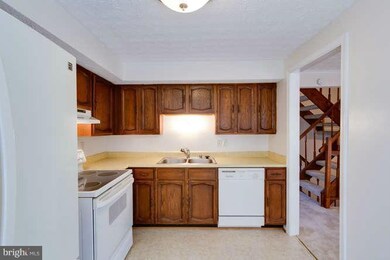 8665 Hickory Ridge Ct, Springfield, VA 22153 - photo 7