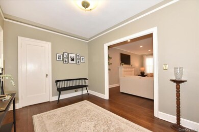 Wychwood unit 6-D, Great Neck, NY 11021 - photo 5