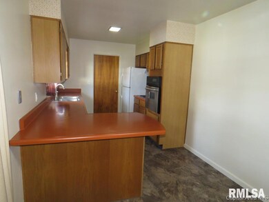 2705 Queensway Rd, Springfield, IL 62703 - photo 3