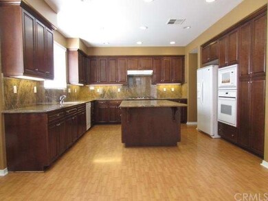 Gorgeous Spacious Kitchen with tons of cabinets an