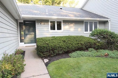 118 Vreeland Ct, Mahwah, NJ 07430 - photo 2