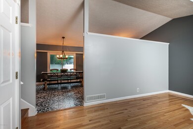 6902 Roseborough Ct, Louisville, KY 40228 - photo 6