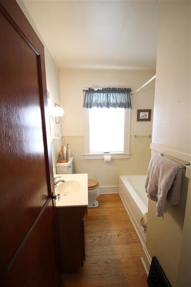 10 Arlington St, Essex Junction, VT 05452 - photo 4