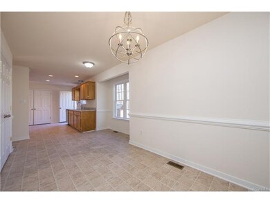 Eat-in kitchen/ dinning room