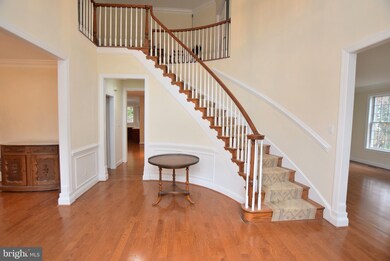 8010 Byrnwood Ct, McLean, VA 22102 - photo 4