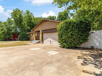 411 N Walnut St, Cleburne, TX 76033 - photo 3
