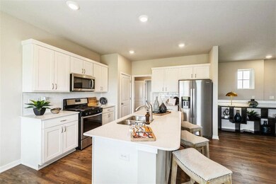 9733 Marnewood Dr, Johnston, IA 50131 - photo 7