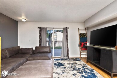 05-Living Room 20220621-DW-7858
