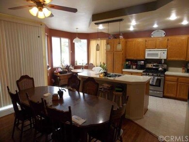 Family kitchen w/spacious eating area, center isla