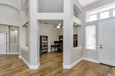 7946 W Louise Dr-large-003-15-Entryway-1