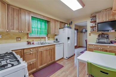 Wonderful Equipped Eat-In-Kitchen.