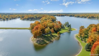 Beautiful Satlbox Style Home on Private Peninsula Lake Lancelot