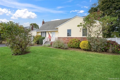 562 Alwick Ave, West Islip, NY 11795 - photo 3