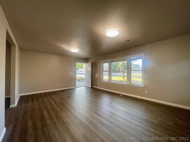 MAIN HOUSE - LIVING ROOM