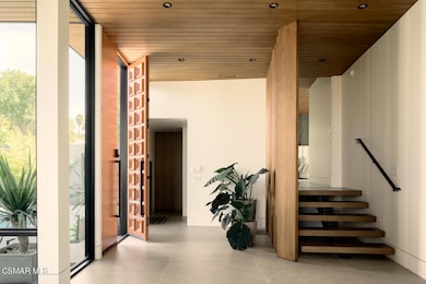 Daylight - Entryway