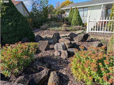 311 SW Jasmine Ct, McMinnville, OR 97128 - photo 4