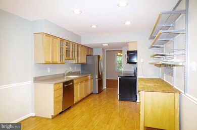 9965 Longford Ct, Vienna, VA 22181 - photo 5