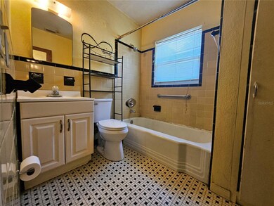 Full Size Bathroom - 6.7x7' est.