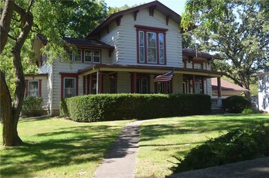 711 E 4th St N, Newton, IA 50208 - photo 2