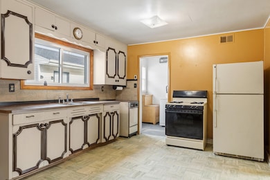 1330 Mayflower Ave, Sheboygan, WI 53083 - photo 2