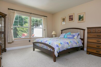 24 Macintosh Ln Old Orchard-large-029-01