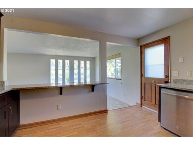 901 E 14th St, the Dalles, OR 97058 - photo 3