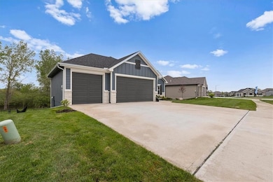 14574 Aurora Ln, Basehor, KS 66007 - photo 2