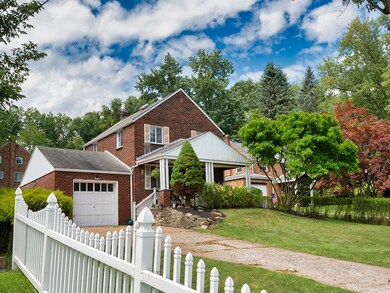 Extra parking in addition to the garage