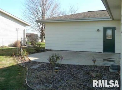 450 Southgate St, Lincoln, IL 62656 - photo 3