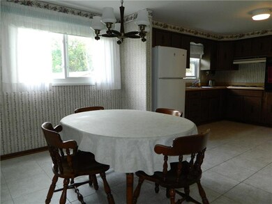 DINING ROOM IS BRIGHT AND OPEN, PLENTY OF SPACE FO