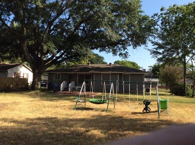 302 E Russell Ave, Bonham, TX 75418 - photo 5