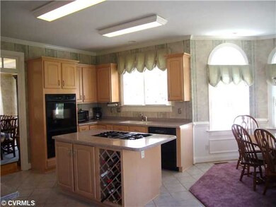 Kitchen - Chef's kitchen with gas cooking and doub