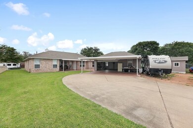 610 W Morse St, Fredericksburg, TX 78624 - photo 5