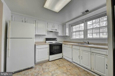 8985 Bonham Cir, Manassas, VA 20110 - photo 7