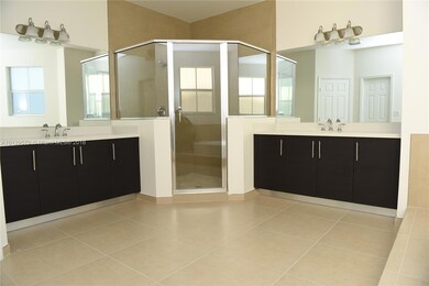 10534 NW 70th Ln, Doral, FL 33178 - photo 3