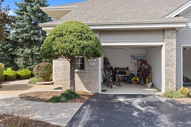 18740 Emerald Cir unit E, Brookfield, WI 53045 - photo 5