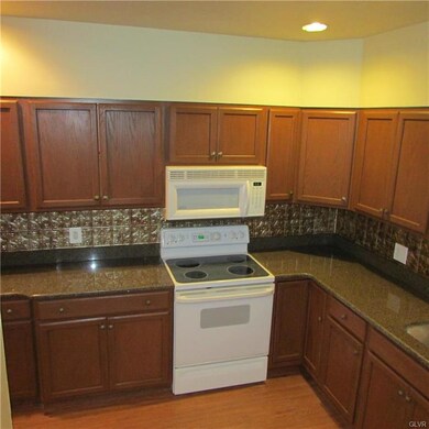 Modern kitchen w/ granite counters