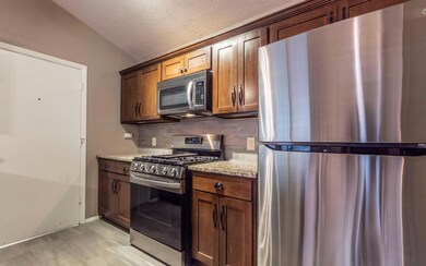 Kitchen with stainless steel appliances, backspla
