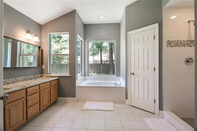 Masterbath with wonderful natural lighting, Jacuzz
