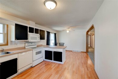 1053 10th Ave SE, Cedar Rapids, IA 52401 - photo 5