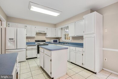 11533 Pine Cone Ct, Reston, VA 20191 - photo 4