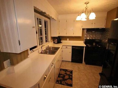 Kitchen Plenty of cabinet and counter space