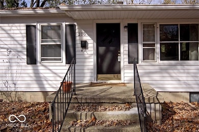 210 W Sycamore St, Zionsville, IN 46077 - photo 3