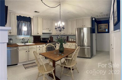 Stunning eat in kitchen!!