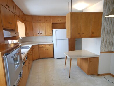 Convenient Breakfast Counter and Eat-In Dining Are