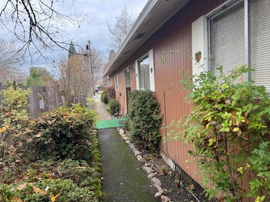 225 SW Westholm Ave, Grants Pass, OR 97526 - photo 2